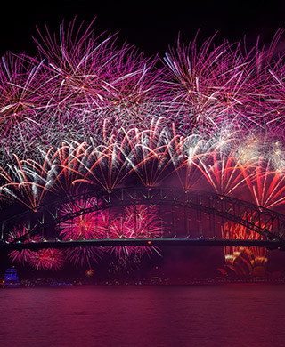 Mesmerising display of NYE fireworks on Sydney Harbour from the Clearview Glass Boat Cruise